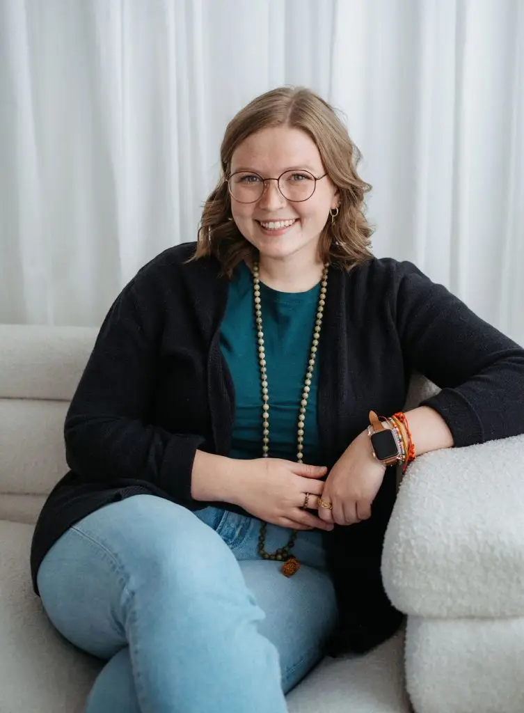 Makala Roggenkamp – therapist in Arvada and Lakewood Colorado and virtually, specializing in neurodivergence, grief, anticipatory loss, caregiving support, and life transitions